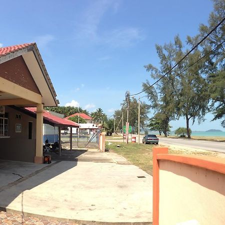 Anggun Beach Guest House Paka Екстер'єр фото