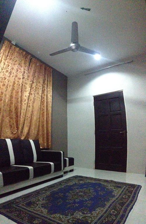 Anggun Beach Guest House Paka Екстер'єр фото