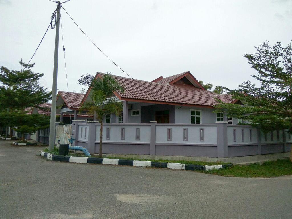 Anggun Beach Guest House Paka Екстер'єр фото