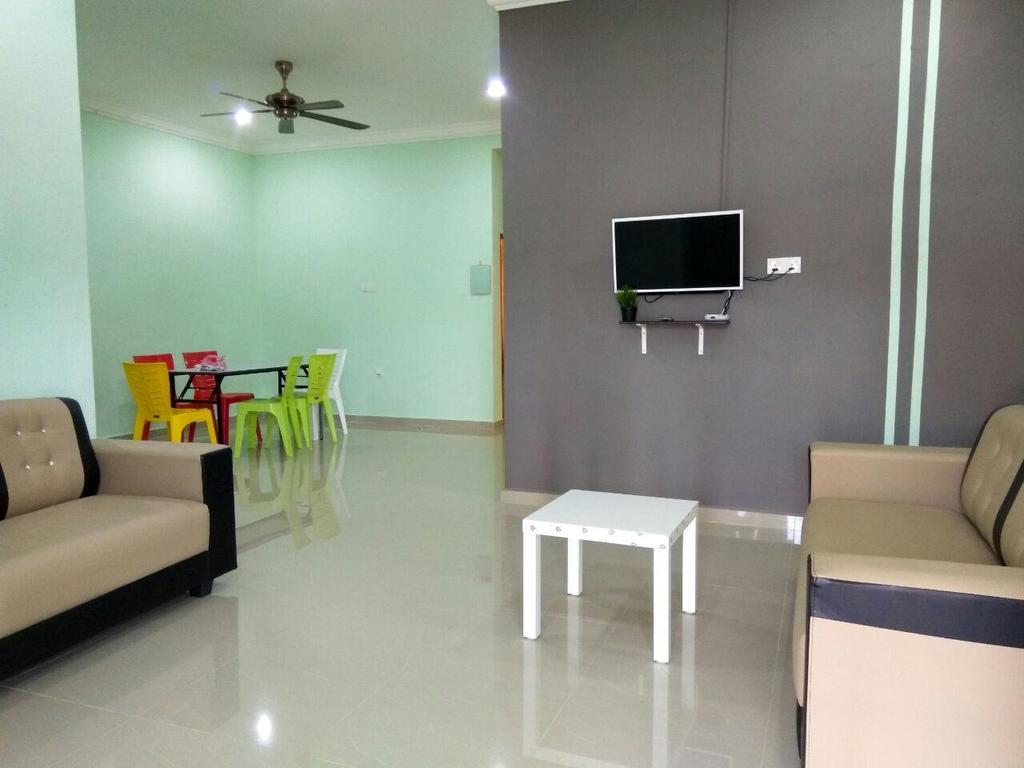 Anggun Beach Guest House Paka Екстер'єр фото