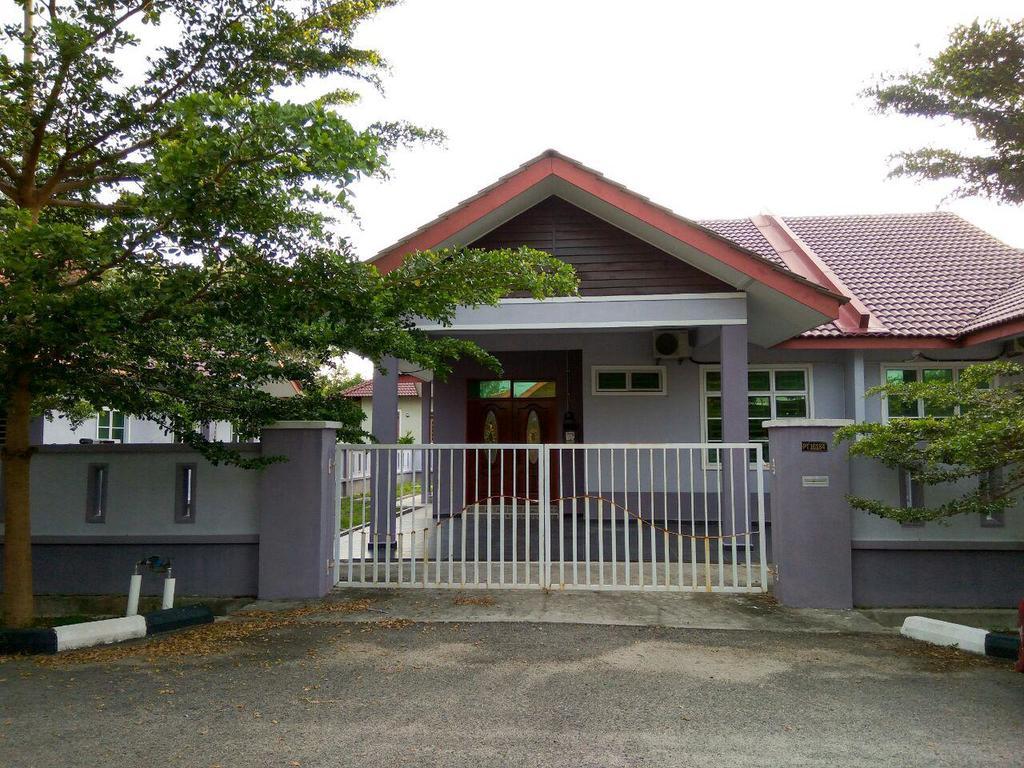 Anggun Beach Guest House Paka Екстер'єр фото