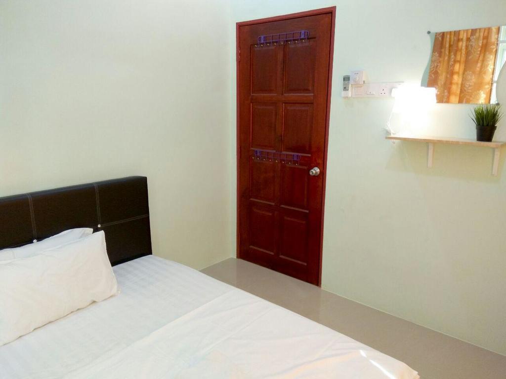 Anggun Beach Guest House Paka Екстер'єр фото